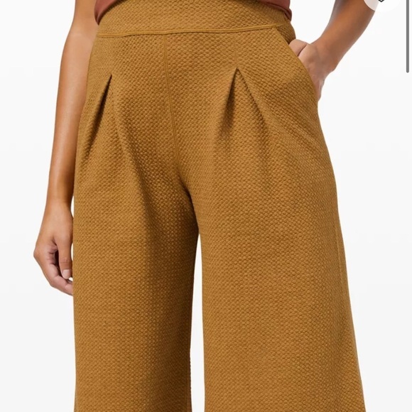 Lululemon Can you Feel the Pleat Crop(LIKE NEW) - Picture 5 of 7